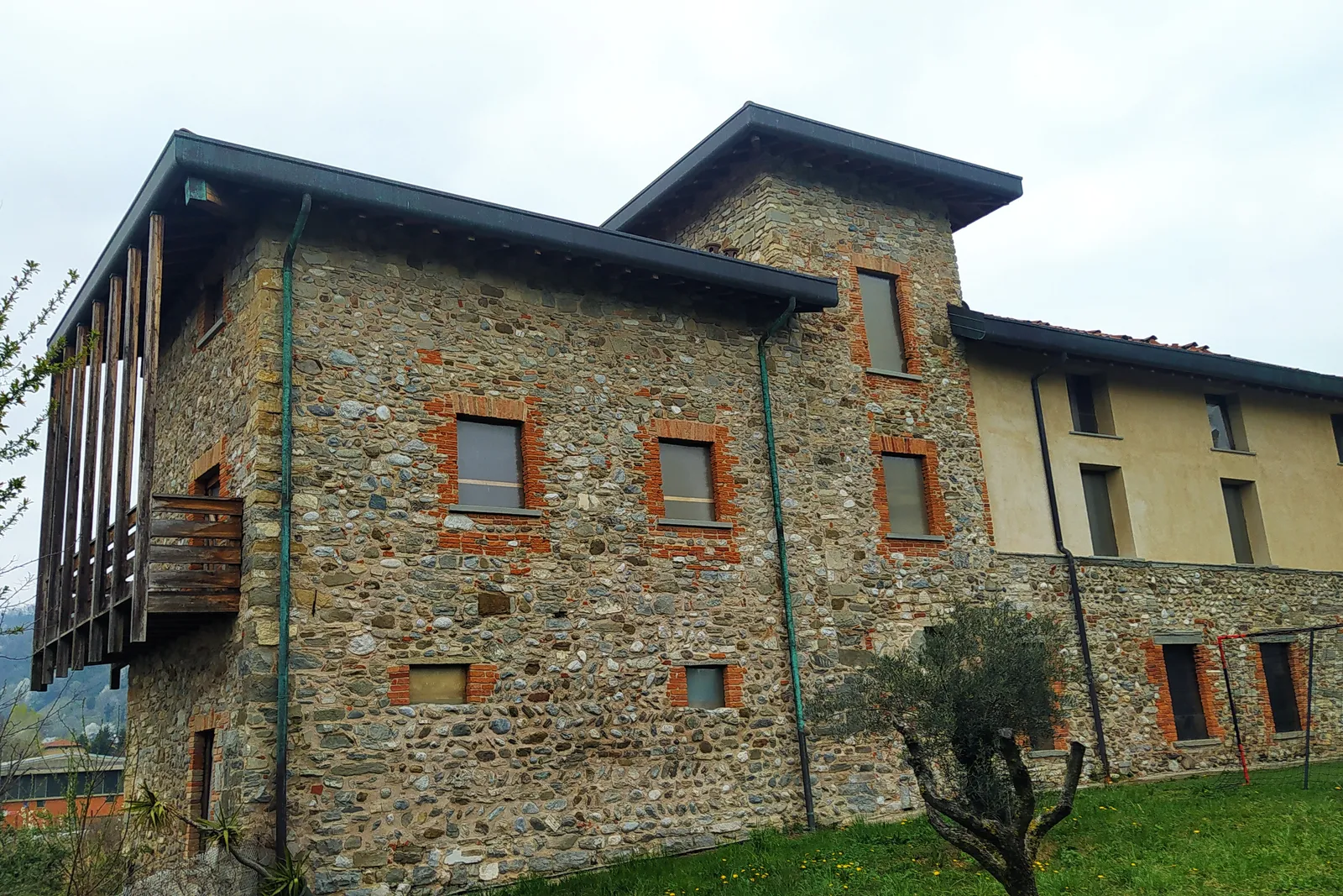 compendio immobiliare in parte residenziale e in parte ex piano di recupero del Borgo Sant’Andrea