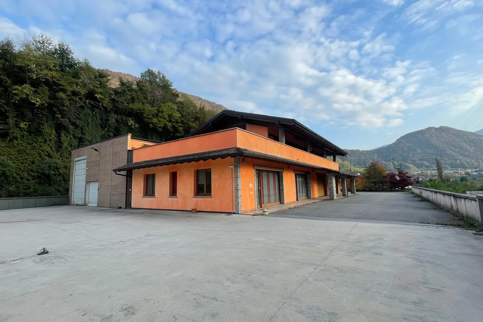 Compendio artigianale con uffici e terreno pertinenziale