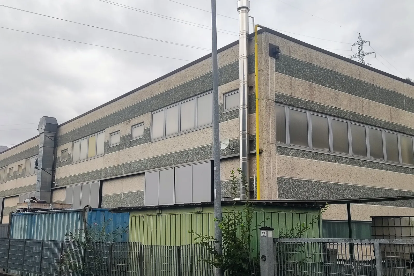 Porzione di capannone industriale dotata di zona uffici e area scoperta
