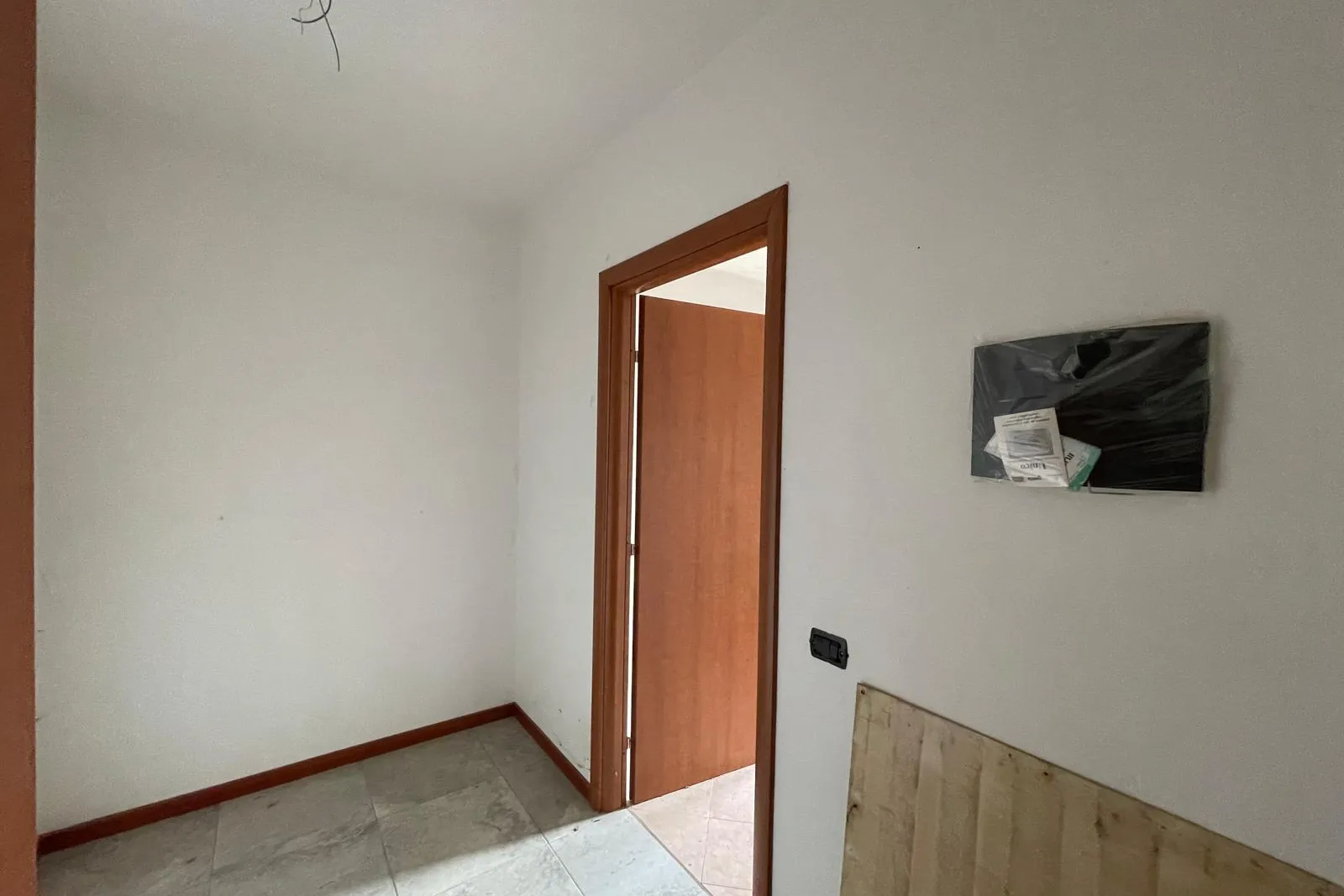 Appartamento con cantina sub 579 e 580 e box sub 544