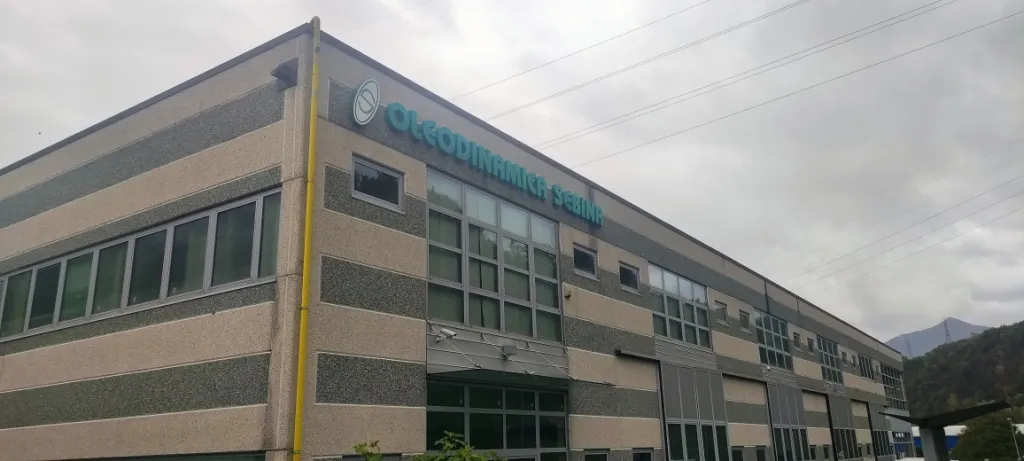 Porzione di capannone industriale dotata di zona uffici e area scoperta