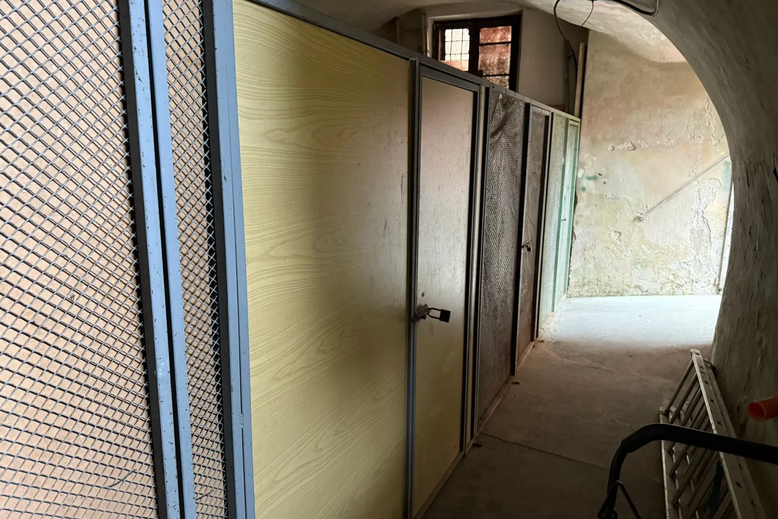 Appartamento con cantina , posto auto scoperto e autorimessa