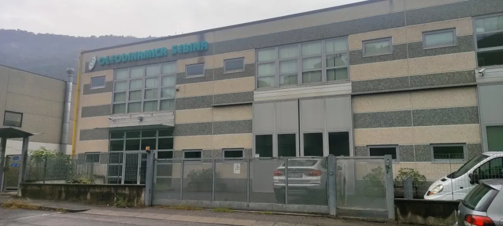 Porzione di capannone industriale dotata di zona uffici e area scoperta