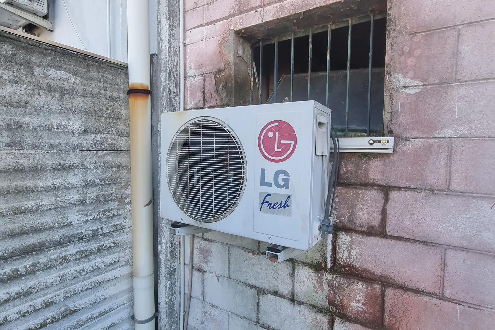 due porzioni di capannoni industriali